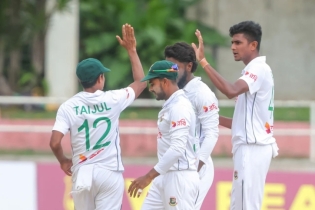 ব্যাটিং ধসের পর ১ উইকেট নিয়ে দিন শেষ করল বাংলাদেশ