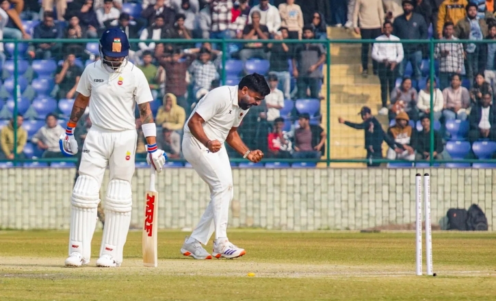 কোহলিকে আউটের কায়দা বাসচালক দিয়েছিলেন হিমাংশুকে